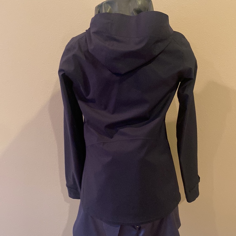 Uniqlo rain jacket!  Women’s size XS. Navy blue.  Perfect condition - Picture 2 of 3